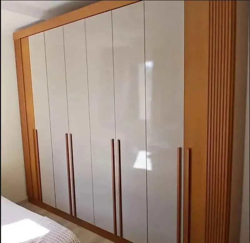 Guarda-roupa branco com detalhes em madeira