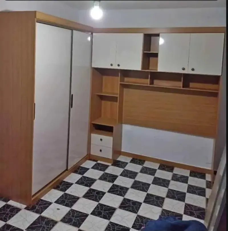 Guarda-roupa de canto com armário superior montado