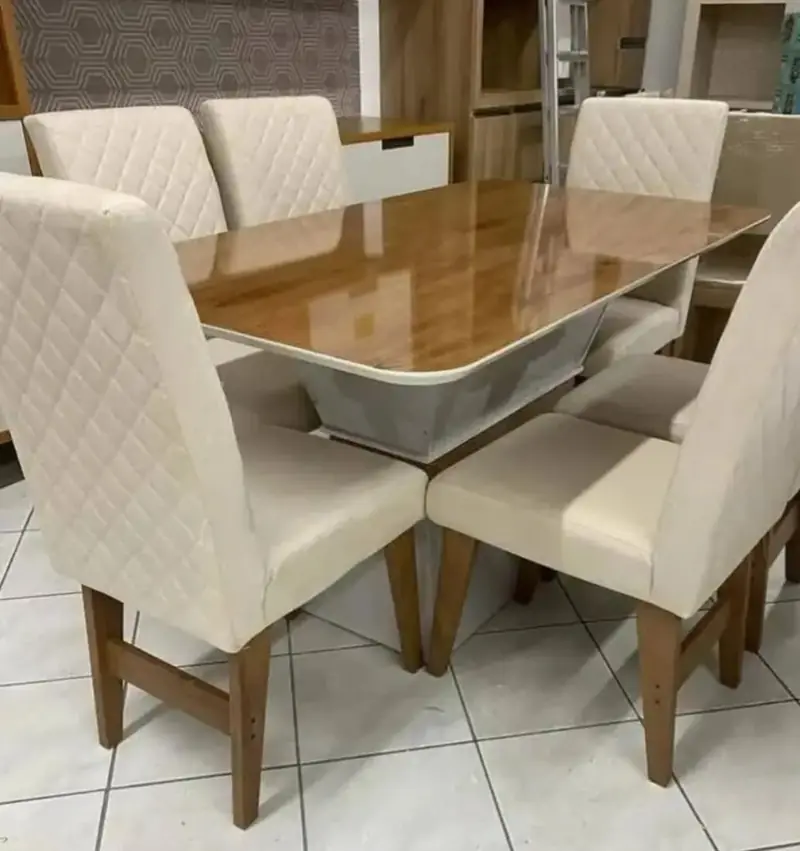 Mesa de jantar com seis cadeiras estofadas montada