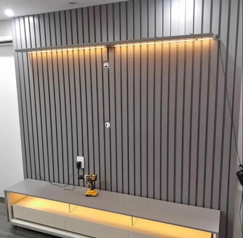 Painel de TV ripado com iluminação embutida e rack