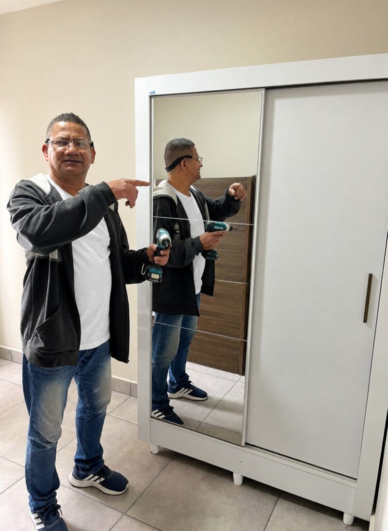 Pedro finalizando a montagem de um guarda-roupa